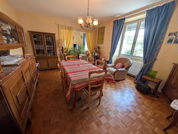 grande maison familiale  belle distribution coeur de village proche poitiers