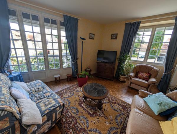 grande maison familiale  belle distribution coeur de village proche poitiers