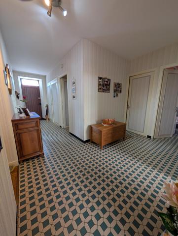 grande maison familiale  belle distribution coeur de village proche poitiers