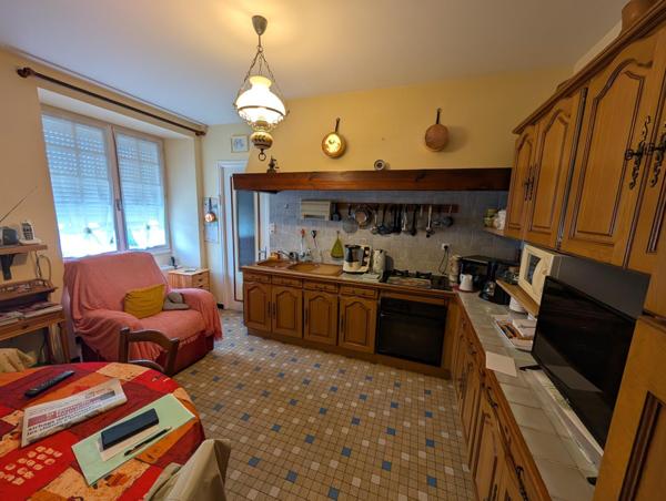 grande maison familiale  belle distribution coeur de village proche poitiers