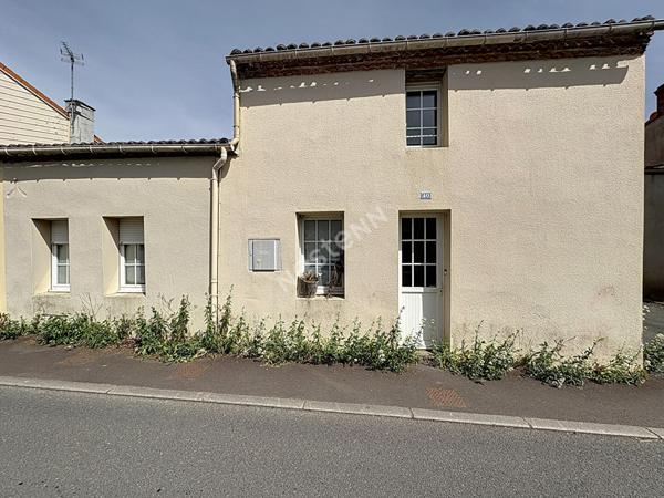 Maison A VENDRE, bourg de Saint Sauveur de Landemont, 2 chambres, locataire en place