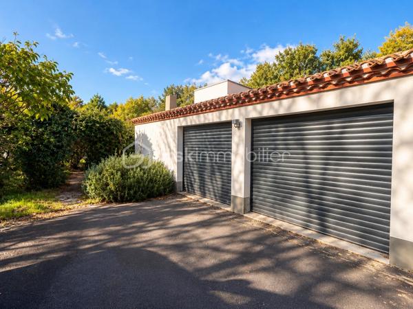 EN EXCLUSIVITÉ, dans un environnement résidentiel recherché de Challans, découvrez cette propriété de caractère, nichée au cœur d'un magnifique parc arboré de 6 330 m², entièrement clos et préservé des regards.

Construite en 1991, cette maison d'architecte de plain-pied développe environ 200 m² habitables et propose 5 chambres, de beaux volumes et une organisation intérieure particulièrement agréable pour la vie de famille.

Dès l'entrée, la maison dévoile une architecture singulière, où les ouvertures sur l'extérieur occupent une place privilégiée.
- La pièce de vie s'articule autour d'une cuisine aménagée et équipée ouverte sur la salle à manger, prolongée par un salon chaleureux doté d'une belle cheminée ouverte. Une véranda vient compléter cet ensemble et offre une transition naturelle vers la terrasse exposée sud-ouest et le jardin.
- L'espace nuit, bien distinct des pièces de vie, accueille une spacieuse suite parentale avec de nombreux rangements et dressings ainsi qu'une salle de bains équipée d'une double vasque. Quatre autres chambres, desservies par un couloir largement vitré et baigné de lumière naturelle, complètent cet espace, avec une seconde salle d'eau et des WC indépendants.
- Une buanderie et deux garages avec portes motorisées, accessibles directement depuis la maison, apportent un confort supplémentaire au quotidien.

- À l'extérieur, le parc constitue incontestablement l'un des atouts majeurs de cette propriété. Ses nombreuses essences d'arbres, ses espaces dégagés et son exposition privilégiée composent un cadre verdoyant, propice à la détente et à la vie en plein air. Un puits facilite l'entretien du jardin, tandis que la création d'une piscine peut être envisagée sous réserve des autorisations nécessaires.

Construite avec soin, cette maison d'architecte a conservé le charme et la qualité de ses prestations d'origine. Des travaux de rafraîchissement et de modernisation permettront de la personnaliser et de révéler pleinement son potentiel. L'assainissement individuel, actuellement non conforme, nécessitera une mise aux normes.
Une propriété singulière, aux volumes généreux, où architecture, espace et nature se rencontrent. Un lieu de vie idéal pour une famille en quête de tranquillité, sans renoncer à la proximité de Challans.
Au plaisir de vous accompagner dans la découverte de cette propriété. Corinne