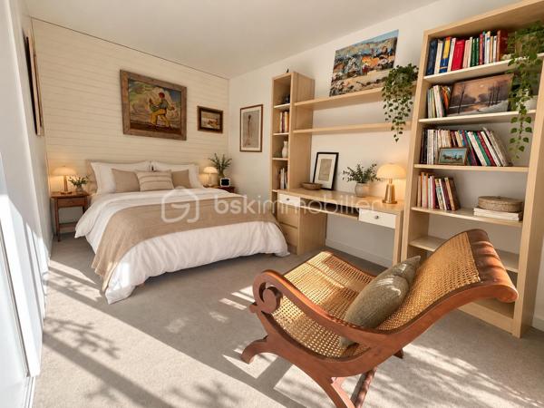 EN EXCLUSIVITÉ, dans un environnement résidentiel recherché de Challans, découvrez cette propriété de caractère, nichée au cœur d'un magnifique parc arboré de 6 330 m², entièrement clos et préservé des regards.

Construite en 1991, cette maison d'architecte de plain-pied développe environ 200 m² habitables et propose 5 chambres, de beaux volumes et une organisation intérieure particulièrement agréable pour la vie de famille.

Dès l'entrée, la maison dévoile une architecture singulière, où les ouvertures sur l'extérieur occupent une place privilégiée.
- La pièce de vie s'articule autour d'une cuisine aménagée et équipée ouverte sur la salle à manger, prolongée par un salon chaleureux doté d'une belle cheminée ouverte. Une véranda vient compléter cet ensemble et offre une transition naturelle vers la terrasse exposée sud-ouest et le jardin.
- L'espace nuit, bien distinct des pièces de vie, accueille une spacieuse suite parentale avec de nombreux rangements et dressings ainsi qu'une salle de bains équipée d'une double vasque. Quatre autres chambres, desservies par un couloir largement vitré et baigné de lumière naturelle, complètent cet espace, avec une seconde salle d'eau et des WC indépendants.
- Une buanderie et deux garages avec portes motorisées, accessibles directement depuis la maison, apportent un confort supplémentaire au quotidien.

- À l'extérieur, le parc constitue incontestablement l'un des atouts majeurs de cette propriété. Ses nombreuses essences d'arbres, ses espaces dégagés et son exposition privilégiée composent un cadre verdoyant, propice à la détente et à la vie en plein air. Un puits facilite l'entretien du jardin, tandis que la création d'une piscine peut être envisagée sous réserve des autorisations nécessaires.

Construite avec soin, cette maison d'architecte a conservé le charme et la qualité de ses prestations d'origine. Des travaux de rafraîchissement et de modernisation permettront de la personnaliser et de révéler pleinement son potentiel. L'assainissement individuel, actuellement non conforme, nécessitera une mise aux normes.
Une propriété singulière, aux volumes généreux, où architecture, espace et nature se rencontrent. Un lieu de vie idéal pour une famille en quête de tranquillité, sans renoncer à la proximité de Challans.
Au plaisir de vous accompagner dans la découverte de cette propriété. Corinne