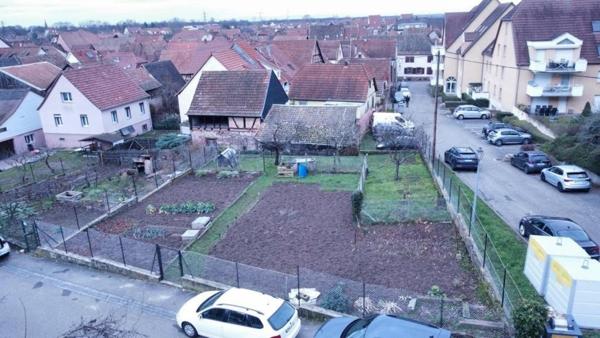 Terrain de construction de 4.86 ares, proche du centre du village.