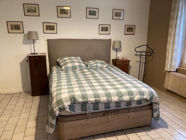 Femette rénovée dans un secteur calme proche des commerces