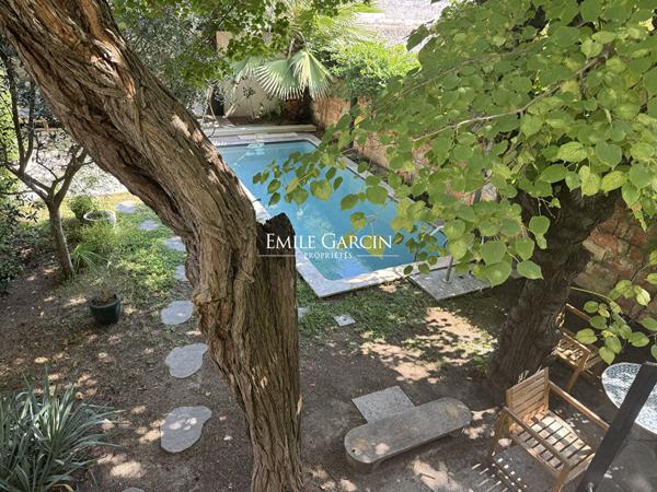 A vendre - Arles, quartier Chabourlet, maison de ville avec jardin intime piscine et garage.