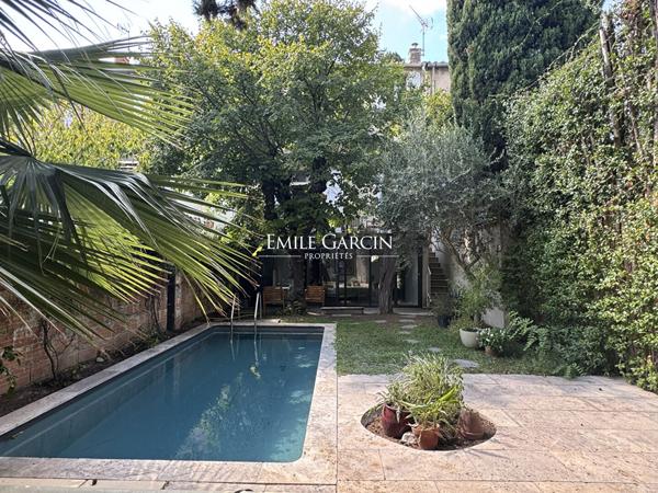 A vendre - Arles, quartier Chabourlet, maison de ville avec jardin intime piscine et garage.