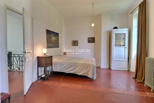 A vendre - Arles, quartier Chabourlet, maison de ville avec jardin intime piscine et garage.