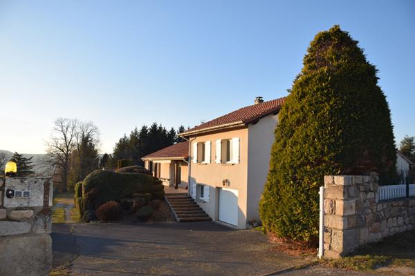 SOUS COMPROMIS, Maison de 155 m² environ avec garage, terrasse et terrain clos à Grazac