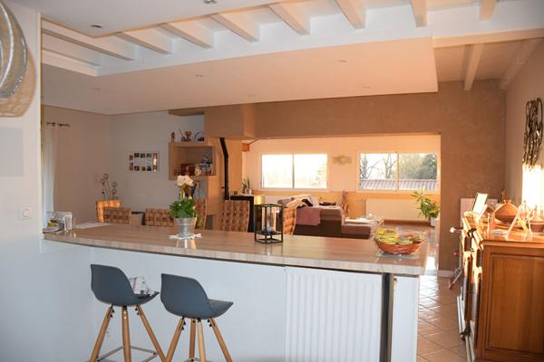 SOUS COMPROMIS, Maison de 155 m² environ avec garage, terrasse et terrain clos à Grazac