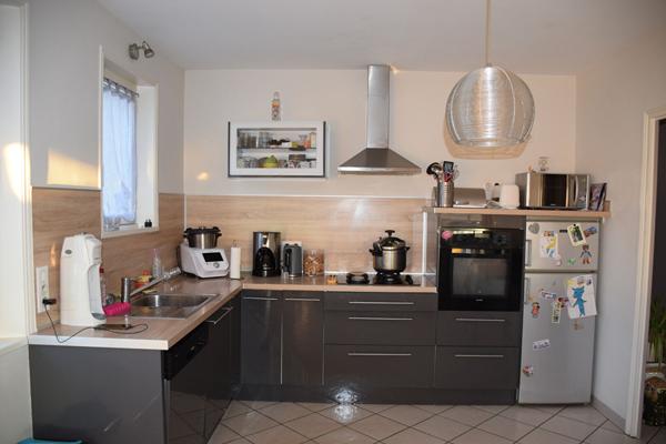 SOUS COMPROMIS, Maison de 155 m² environ avec garage, terrasse et terrain clos à Grazac