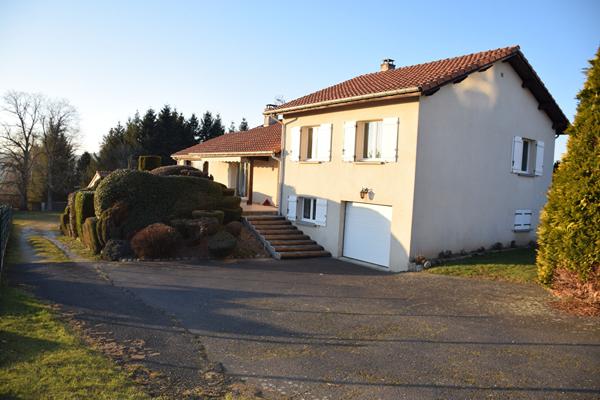 SOUS COMPROMIS, Maison de 155 m² environ avec garage, terrasse et terrain clos à Grazac