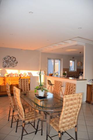 SOUS COMPROMIS, Maison de 155 m² environ avec garage, terrasse et terrain clos à Grazac