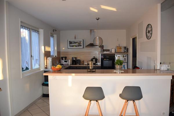 SOUS COMPROMIS, Maison de 155 m² environ avec garage, terrasse et terrain clos à Grazac