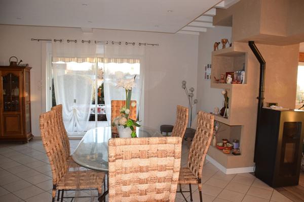 SOUS COMPROMIS, Maison de 155 m² environ avec garage, terrasse et terrain clos à Grazac