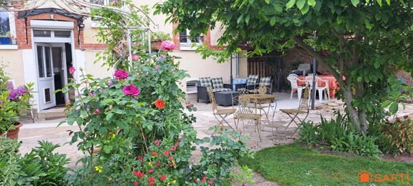 Maison de ville, 173 m², 9 pièces avec jardin, garage et dépendance