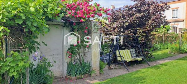 Maison de ville, 173 m², 9 pièces avec jardin, garage et dépendance