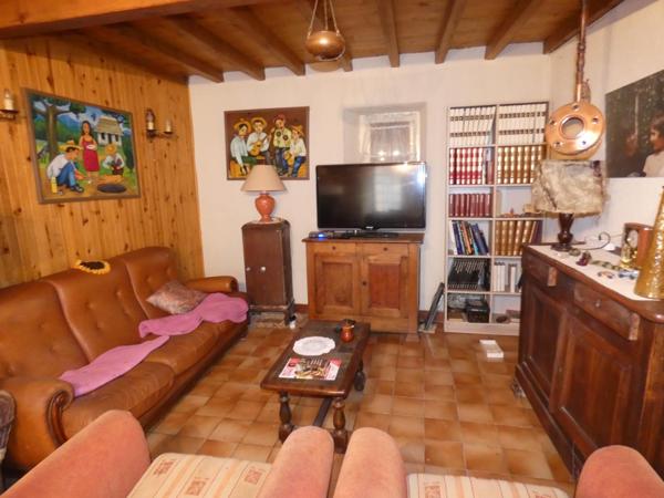 Maison T4 de 100m² avec cour de 30m², cave/atelier de 28m² et combles aménageables de 85m²