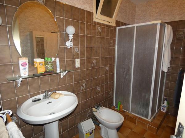 Maison T4 de 100m² avec cour de 30m², cave/atelier de 28m² et combles aménageables de 85m²