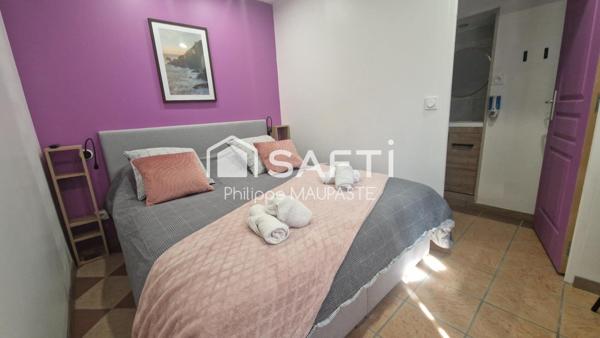 situé sur une route passante