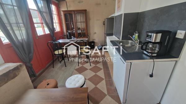 situé sur une route passante