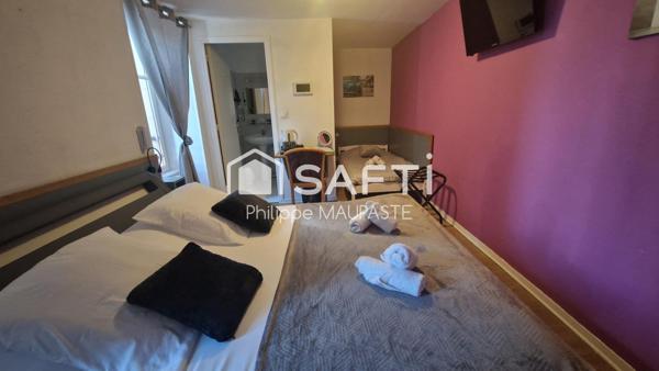 situé sur une route passante