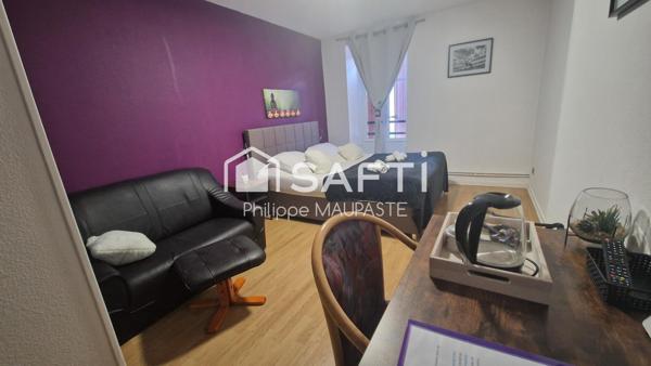 situé sur une route passante