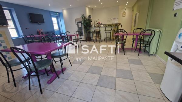 situé sur une route passante