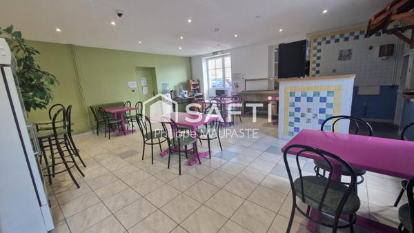 situé sur une route passante