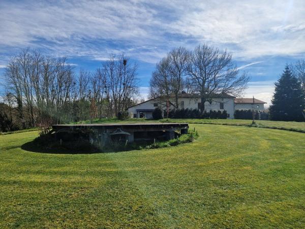 Propriété avec piscine sur environ 1,5 Ha de terrain Bonnac