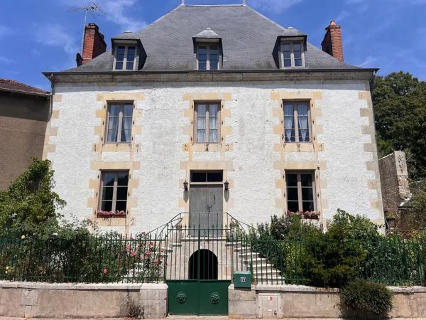 Renovated 5-Bedroom Maison de Maître with Pool & Garage