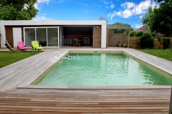 Et si votre prochain coup de cœur se trouvait ici? 
Dans un environnement calme et agréable à saint-Vincent-de-Paul, découvrez cette superbe maison de plain-pied de 131m², pensée pour offrir confort, convivialité et qualité de vie au quotidien. dès les premiers pas, vous serez séduits par ses volumes et sa luminosité. son espace de vie de 50 m², véritable cœur de la maison, invite naturellement aux moments de partage en famille ou entre amis. Ouvert sur une cuisine entièrement rénovée, moderne et fonctionnelle, cet espace offre une atmosphère chaleureuse et accueillante. 
Côté nuit, la maison propose 3 chambres confortables, une mezzanine offrant de multiples possibilités ( bureau, espace détente, salle de jeux), une salle de bain entièrement rénovée ainsi que 2 WC pour un confort optimal. 
Cette maison bénéficie de nombreux aménagements et améliorations: climatisation réversible dans le séjour et les chambres, rangements sur mesure, installation électrique optimisée, borne de recharge pour véhicule électrique, chaudière entretenue ainsi qu'un équipement de piscine récemment renouvelé.
A l'extérieur , place à la détente… sur une parcelle de 959m², profitez d'un véritable espace de vie supplémentaire avec une magnifique terrasse en bois IP de 120m ², une piscine au sel de 8,5*4,5 m et son pool house, parfaits pour profiter pleinement des beaux jours et recevoir vos proches dans un cadre privilégié. Un garage vient compléter l'ensemble. Une maison clé en main, soigneusement entretenue, où il ne reste plus qu'à poser vos valises et profiter.
Un bien rare sur le secteur, à découvrir sans tarder .