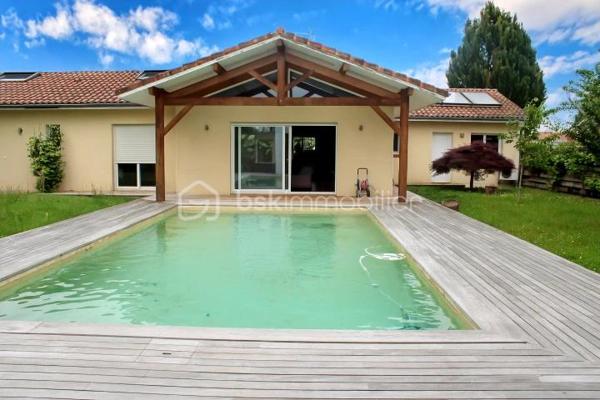 Et si votre prochain coup de cœur se trouvait ici? 
Dans un environnement calme et agréable à saint-Vincent-de-Paul, découvrez cette superbe maison de plain-pied de 131m², pensée pour offrir confort, convivialité et qualité de vie au quotidien. dès les premiers pas, vous serez séduits par ses volumes et sa luminosité. son espace de vie de 50 m², véritable cœur de la maison, invite naturellement aux moments de partage en famille ou entre amis. Ouvert sur une cuisine entièrement rénovée, moderne et fonctionnelle, cet espace offre une atmosphère chaleureuse et accueillante. 
Côté nuit, la maison propose 3 chambres confortables, une mezzanine offrant de multiples possibilités ( bureau, espace détente, salle de jeux), une salle de bain entièrement rénovée ainsi que 2 WC pour un confort optimal. 
Cette maison bénéficie de nombreux aménagements et améliorations: climatisation réversible dans le séjour et les chambres, rangements sur mesure, installation électrique optimisée, borne de recharge pour véhicule électrique, chaudière entretenue ainsi qu'un équipement de piscine récemment renouvelé.
A l'extérieur , place à la détente… sur une parcelle de 959m², profitez d'un véritable espace de vie supplémentaire avec une magnifique terrasse en bois IP de 120m ², une piscine au sel de 8,5*4,5 m et son pool house, parfaits pour profiter pleinement des beaux jours et recevoir vos proches dans un cadre privilégié. Un garage vient compléter l'ensemble. Une maison clé en main, soigneusement entretenue, où il ne reste plus qu'à poser vos valises et profiter.
Un bien rare sur le secteur, à découvrir sans tarder .