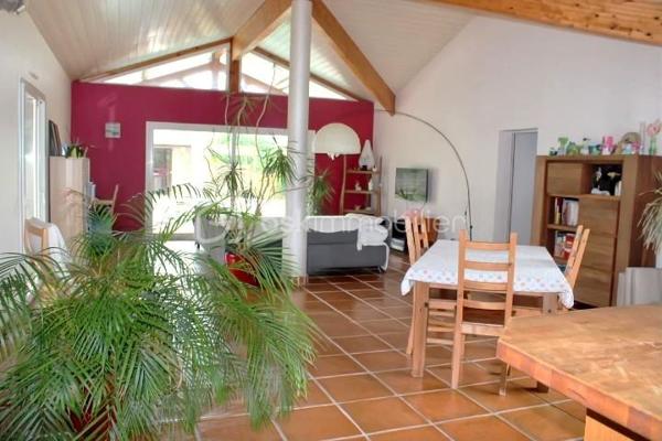 Et si votre prochain coup de cœur se trouvait ici? 
Dans un environnement calme et agréable à saint-Vincent-de-Paul, découvrez cette superbe maison de plain-pied de 131m², pensée pour offrir confort, convivialité et qualité de vie au quotidien. dès les premiers pas, vous serez séduits par ses volumes et sa luminosité. son espace de vie de 50 m², véritable cœur de la maison, invite naturellement aux moments de partage en famille ou entre amis. Ouvert sur une cuisine entièrement rénovée, moderne et fonctionnelle, cet espace offre une atmosphère chaleureuse et accueillante. 
Côté nuit, la maison propose 3 chambres confortables, une mezzanine offrant de multiples possibilités ( bureau, espace détente, salle de jeux), une salle de bain entièrement rénovée ainsi que 2 WC pour un confort optimal. 
Cette maison bénéficie de nombreux aménagements et améliorations: climatisation réversible dans le séjour et les chambres, rangements sur mesure, installation électrique optimisée, borne de recharge pour véhicule électrique, chaudière entretenue ainsi qu'un équipement de piscine récemment renouvelé.
A l'extérieur , place à la détente… sur une parcelle de 959m², profitez d'un véritable espace de vie supplémentaire avec une magnifique terrasse en bois IP de 120m ², une piscine au sel de 8,5*4,5 m et son pool house, parfaits pour profiter pleinement des beaux jours et recevoir vos proches dans un cadre privilégié. Un garage vient compléter l'ensemble. Une maison clé en main, soigneusement entretenue, où il ne reste plus qu'à poser vos valises et profiter.
Un bien rare sur le secteur, à découvrir sans tarder .