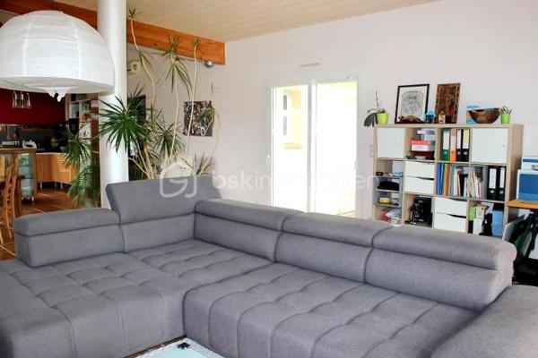 Et si votre prochain coup de cœur se trouvait ici? 
Dans un environnement calme et agréable à saint-Vincent-de-Paul, découvrez cette superbe maison de plain-pied de 131m², pensée pour offrir confort, convivialité et qualité de vie au quotidien. dès les premiers pas, vous serez séduits par ses volumes et sa luminosité. son espace de vie de 50 m², véritable cœur de la maison, invite naturellement aux moments de partage en famille ou entre amis. Ouvert sur une cuisine entièrement rénovée, moderne et fonctionnelle, cet espace offre une atmosphère chaleureuse et accueillante. 
Côté nuit, la maison propose 3 chambres confortables, une mezzanine offrant de multiples possibilités ( bureau, espace détente, salle de jeux), une salle de bain entièrement rénovée ainsi que 2 WC pour un confort optimal. 
Cette maison bénéficie de nombreux aménagements et améliorations: climatisation réversible dans le séjour et les chambres, rangements sur mesure, installation électrique optimisée, borne de recharge pour véhicule électrique, chaudière entretenue ainsi qu'un équipement de piscine récemment renouvelé.
A l'extérieur , place à la détente… sur une parcelle de 959m², profitez d'un véritable espace de vie supplémentaire avec une magnifique terrasse en bois IP de 120m ², une piscine au sel de 8,5*4,5 m et son pool house, parfaits pour profiter pleinement des beaux jours et recevoir vos proches dans un cadre privilégié. Un garage vient compléter l'ensemble. Une maison clé en main, soigneusement entretenue, où il ne reste plus qu'à poser vos valises et profiter.
Un bien rare sur le secteur, à découvrir sans tarder .
