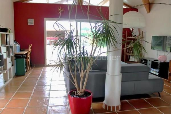 Et si votre prochain coup de cœur se trouvait ici? 
Dans un environnement calme et agréable à saint-Vincent-de-Paul, découvrez cette superbe maison de plain-pied de 131m², pensée pour offrir confort, convivialité et qualité de vie au quotidien. dès les premiers pas, vous serez séduits par ses volumes et sa luminosité. son espace de vie de 50 m², véritable cœur de la maison, invite naturellement aux moments de partage en famille ou entre amis. Ouvert sur une cuisine entièrement rénovée, moderne et fonctionnelle, cet espace offre une atmosphère chaleureuse et accueillante. 
Côté nuit, la maison propose 3 chambres confortables, une mezzanine offrant de multiples possibilités ( bureau, espace détente, salle de jeux), une salle de bain entièrement rénovée ainsi que 2 WC pour un confort optimal. 
Cette maison bénéficie de nombreux aménagements et améliorations: climatisation réversible dans le séjour et les chambres, rangements sur mesure, installation électrique optimisée, borne de recharge pour véhicule électrique, chaudière entretenue ainsi qu'un équipement de piscine récemment renouvelé.
A l'extérieur , place à la détente… sur une parcelle de 959m², profitez d'un véritable espace de vie supplémentaire avec une magnifique terrasse en bois IP de 120m ², une piscine au sel de 8,5*4,5 m et son pool house, parfaits pour profiter pleinement des beaux jours et recevoir vos proches dans un cadre privilégié. Un garage vient compléter l'ensemble. Une maison clé en main, soigneusement entretenue, où il ne reste plus qu'à poser vos valises et profiter.
Un bien rare sur le secteur, à découvrir sans tarder .