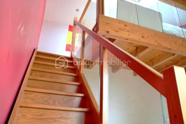 Et si votre prochain coup de cœur se trouvait ici? 
Dans un environnement calme et agréable à saint-Vincent-de-Paul, découvrez cette superbe maison de plain-pied de 131m², pensée pour offrir confort, convivialité et qualité de vie au quotidien. dès les premiers pas, vous serez séduits par ses volumes et sa luminosité. son espace de vie de 50 m², véritable cœur de la maison, invite naturellement aux moments de partage en famille ou entre amis. Ouvert sur une cuisine entièrement rénovée, moderne et fonctionnelle, cet espace offre une atmosphère chaleureuse et accueillante. 
Côté nuit, la maison propose 3 chambres confortables, une mezzanine offrant de multiples possibilités ( bureau, espace détente, salle de jeux), une salle de bain entièrement rénovée ainsi que 2 WC pour un confort optimal. 
Cette maison bénéficie de nombreux aménagements et améliorations: climatisation réversible dans le séjour et les chambres, rangements sur mesure, installation électrique optimisée, borne de recharge pour véhicule électrique, chaudière entretenue ainsi qu'un équipement de piscine récemment renouvelé.
A l'extérieur , place à la détente… sur une parcelle de 959m², profitez d'un véritable espace de vie supplémentaire avec une magnifique terrasse en bois IP de 120m ², une piscine au sel de 8,5*4,5 m et son pool house, parfaits pour profiter pleinement des beaux jours et recevoir vos proches dans un cadre privilégié. Un garage vient compléter l'ensemble. Une maison clé en main, soigneusement entretenue, où il ne reste plus qu'à poser vos valises et profiter.
Un bien rare sur le secteur, à découvrir sans tarder .