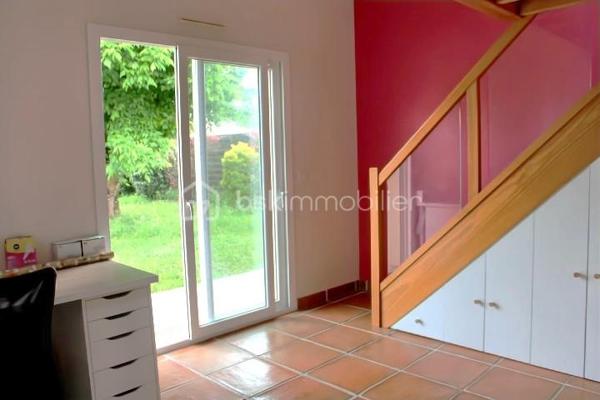 Et si votre prochain coup de cœur se trouvait ici? 
Dans un environnement calme et agréable à saint-Vincent-de-Paul, découvrez cette superbe maison de plain-pied de 131m², pensée pour offrir confort, convivialité et qualité de vie au quotidien. dès les premiers pas, vous serez séduits par ses volumes et sa luminosité. son espace de vie de 50 m², véritable cœur de la maison, invite naturellement aux moments de partage en famille ou entre amis. Ouvert sur une cuisine entièrement rénovée, moderne et fonctionnelle, cet espace offre une atmosphère chaleureuse et accueillante. 
Côté nuit, la maison propose 3 chambres confortables, une mezzanine offrant de multiples possibilités ( bureau, espace détente, salle de jeux), une salle de bain entièrement rénovée ainsi que 2 WC pour un confort optimal. 
Cette maison bénéficie de nombreux aménagements et améliorations: climatisation réversible dans le séjour et les chambres, rangements sur mesure, installation électrique optimisée, borne de recharge pour véhicule électrique, chaudière entretenue ainsi qu'un équipement de piscine récemment renouvelé.
A l'extérieur , place à la détente… sur une parcelle de 959m², profitez d'un véritable espace de vie supplémentaire avec une magnifique terrasse en bois IP de 120m ², une piscine au sel de 8,5*4,5 m et son pool house, parfaits pour profiter pleinement des beaux jours et recevoir vos proches dans un cadre privilégié. Un garage vient compléter l'ensemble. Une maison clé en main, soigneusement entretenue, où il ne reste plus qu'à poser vos valises et profiter.
Un bien rare sur le secteur, à découvrir sans tarder .