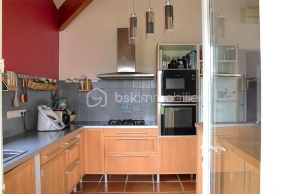 Et si votre prochain coup de cœur se trouvait ici? 
Dans un environnement calme et agréable à saint-Vincent-de-Paul, découvrez cette superbe maison de plain-pied de 131m², pensée pour offrir confort, convivialité et qualité de vie au quotidien. dès les premiers pas, vous serez séduits par ses volumes et sa luminosité. son espace de vie de 50 m², véritable cœur de la maison, invite naturellement aux moments de partage en famille ou entre amis. Ouvert sur une cuisine entièrement rénovée, moderne et fonctionnelle, cet espace offre une atmosphère chaleureuse et accueillante. 
Côté nuit, la maison propose 3 chambres confortables, une mezzanine offrant de multiples possibilités ( bureau, espace détente, salle de jeux), une salle de bain entièrement rénovée ainsi que 2 WC pour un confort optimal. 
Cette maison bénéficie de nombreux aménagements et améliorations: climatisation réversible dans le séjour et les chambres, rangements sur mesure, installation électrique optimisée, borne de recharge pour véhicule électrique, chaudière entretenue ainsi qu'un équipement de piscine récemment renouvelé.
A l'extérieur , place à la détente… sur une parcelle de 959m², profitez d'un véritable espace de vie supplémentaire avec une magnifique terrasse en bois IP de 120m ², une piscine au sel de 8,5*4,5 m et son pool house, parfaits pour profiter pleinement des beaux jours et recevoir vos proches dans un cadre privilégié. Un garage vient compléter l'ensemble. Une maison clé en main, soigneusement entretenue, où il ne reste plus qu'à poser vos valises et profiter.
Un bien rare sur le secteur, à découvrir sans tarder .