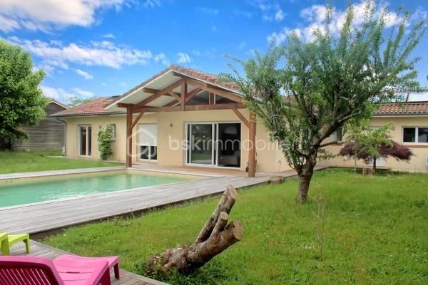 Et si votre prochain coup de cœur se trouvait ici? 
Dans un environnement calme et agréable à saint-Vincent-de-Paul, découvrez cette superbe maison de plain-pied de 131m², pensée pour offrir confort, convivialité et qualité de vie au quotidien. dès les premiers pas, vous serez séduits par ses volumes et sa luminosité. son espace de vie de 50 m², véritable cœur de la maison, invite naturellement aux moments de partage en famille ou entre amis. Ouvert sur une cuisine entièrement rénovée, moderne et fonctionnelle, cet espace offre une atmosphère chaleureuse et accueillante. 
Côté nuit, la maison propose 3 chambres confortables, une mezzanine offrant de multiples possibilités ( bureau, espace détente, salle de jeux), une salle de bain entièrement rénovée ainsi que 2 WC pour un confort optimal. 
Cette maison bénéficie de nombreux aménagements et améliorations: climatisation réversible dans le séjour et les chambres, rangements sur mesure, installation électrique optimisée, borne de recharge pour véhicule électrique, chaudière entretenue ainsi qu'un équipement de piscine récemment renouvelé.
A l'extérieur , place à la détente… sur une parcelle de 959m², profitez d'un véritable espace de vie supplémentaire avec une magnifique terrasse en bois IP de 120m ², une piscine au sel de 8,5*4,5 m et son pool house, parfaits pour profiter pleinement des beaux jours et recevoir vos proches dans un cadre privilégié. Un garage vient compléter l'ensemble. Une maison clé en main, soigneusement entretenue, où il ne reste plus qu'à poser vos valises et profiter.
Un bien rare sur le secteur, à découvrir sans tarder .