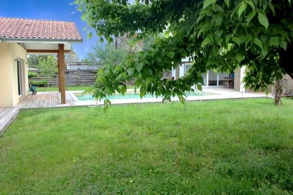 Et si votre prochain coup de cœur se trouvait ici? 
Dans un environnement calme et agréable à saint-Vincent-de-Paul, découvrez cette superbe maison de plain-pied de 131m², pensée pour offrir confort, convivialité et qualité de vie au quotidien. dès les premiers pas, vous serez séduits par ses volumes et sa luminosité. son espace de vie de 50 m², véritable cœur de la maison, invite naturellement aux moments de partage en famille ou entre amis. Ouvert sur une cuisine entièrement rénovée, moderne et fonctionnelle, cet espace offre une atmosphère chaleureuse et accueillante. 
Côté nuit, la maison propose 3 chambres confortables, une mezzanine offrant de multiples possibilités ( bureau, espace détente, salle de jeux), une salle de bain entièrement rénovée ainsi que 2 WC pour un confort optimal. 
Cette maison bénéficie de nombreux aménagements et améliorations: climatisation réversible dans le séjour et les chambres, rangements sur mesure, installation électrique optimisée, borne de recharge pour véhicule électrique, chaudière entretenue ainsi qu'un équipement de piscine récemment renouvelé.
A l'extérieur , place à la détente… sur une parcelle de 959m², profitez d'un véritable espace de vie supplémentaire avec une magnifique terrasse en bois IP de 120m ², une piscine au sel de 8,5*4,5 m et son pool house, parfaits pour profiter pleinement des beaux jours et recevoir vos proches dans un cadre privilégié. Un garage vient compléter l'ensemble. Une maison clé en main, soigneusement entretenue, où il ne reste plus qu'à poser vos valises et profiter.
Un bien rare sur le secteur, à découvrir sans tarder .