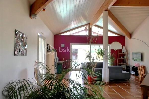 Et si votre prochain coup de cœur se trouvait ici? 
Dans un environnement calme et agréable à saint-Vincent-de-Paul, découvrez cette superbe maison de plain-pied de 131m², pensée pour offrir confort, convivialité et qualité de vie au quotidien. dès les premiers pas, vous serez séduits par ses volumes et sa luminosité. son espace de vie de 50 m², véritable cœur de la maison, invite naturellement aux moments de partage en famille ou entre amis. Ouvert sur une cuisine entièrement rénovée, moderne et fonctionnelle, cet espace offre une atmosphère chaleureuse et accueillante. 
Côté nuit, la maison propose 3 chambres confortables, une mezzanine offrant de multiples possibilités ( bureau, espace détente, salle de jeux), une salle de bain entièrement rénovée ainsi que 2 WC pour un confort optimal. 
Cette maison bénéficie de nombreux aménagements et améliorations: climatisation réversible dans le séjour et les chambres, rangements sur mesure, installation électrique optimisée, borne de recharge pour véhicule électrique, chaudière entretenue ainsi qu'un équipement de piscine récemment renouvelé.
A l'extérieur , place à la détente… sur une parcelle de 959m², profitez d'un véritable espace de vie supplémentaire avec une magnifique terrasse en bois IP de 120m ², une piscine au sel de 8,5*4,5 m et son pool house, parfaits pour profiter pleinement des beaux jours et recevoir vos proches dans un cadre privilégié. Un garage vient compléter l'ensemble. Une maison clé en main, soigneusement entretenue, où il ne reste plus qu'à poser vos valises et profiter.
Un bien rare sur le secteur, à découvrir sans tarder .
