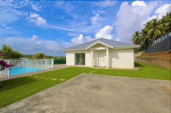 A LOUER MAGNIFIQUE VILLA T5 AVEC PISCINE SUR 1250 M² DE TERRAIN  DANS SECTEUR RESIDENTIEL DE PETIT BOURG