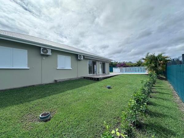 A LOUER MAGNIFIQUE VILLA T5 AVEC PISCINE SUR 1250 M² DE TERRAIN  DANS SECTEUR RESIDENTIEL DE PETIT BOURG