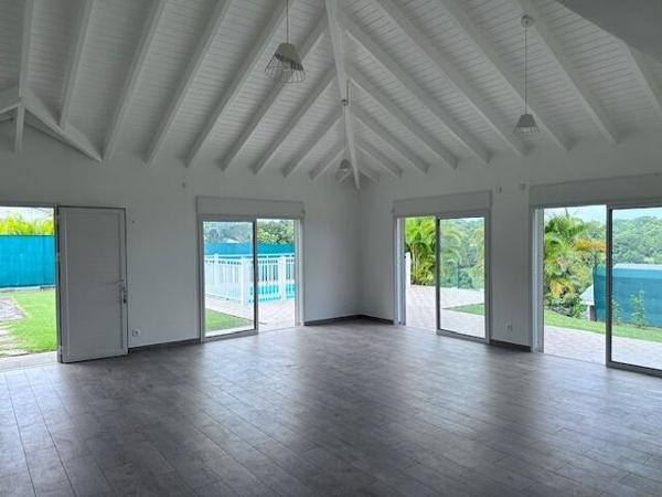 A LOUER MAGNIFIQUE VILLA T5 AVEC PISCINE SUR 1250 M² DE TERRAIN  DANS SECTEUR RESIDENTIEL DE PETIT BOURG