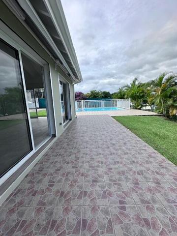 A LOUER MAGNIFIQUE VILLA T5 AVEC PISCINE SUR 1250 M² DE TERRAIN  DANS SECTEUR RESIDENTIEL DE PETIT BOURG