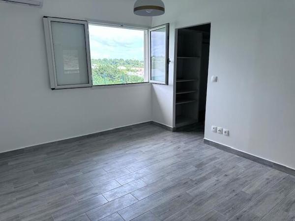 A LOUER MAGNIFIQUE VILLA T5 AVEC PISCINE SUR 1250 M² DE TERRAIN  DANS SECTEUR RESIDENTIEL DE PETIT BOURG