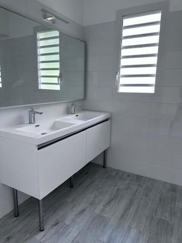 A LOUER MAGNIFIQUE VILLA T5 AVEC PISCINE SUR 1250 M² DE TERRAIN  DANS SECTEUR RESIDENTIEL DE PETIT BOURG