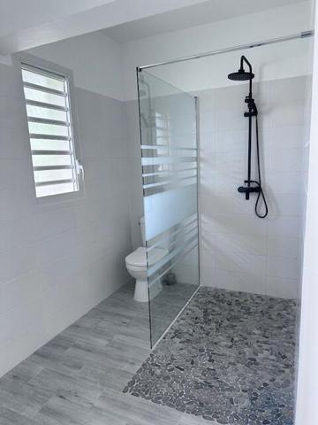 A LOUER MAGNIFIQUE VILLA T5 AVEC PISCINE SUR 1250 M² DE TERRAIN  DANS SECTEUR RESIDENTIEL DE PETIT BOURG