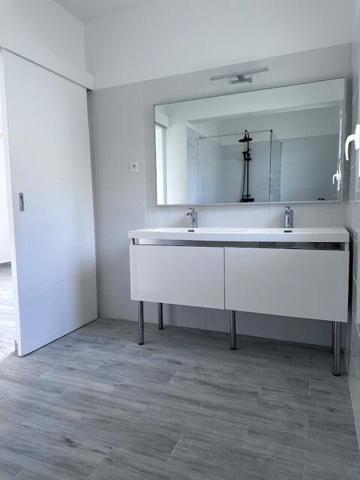 A LOUER MAGNIFIQUE VILLA T5 AVEC PISCINE SUR 1250 M² DE TERRAIN  DANS SECTEUR RESIDENTIEL DE PETIT BOURG